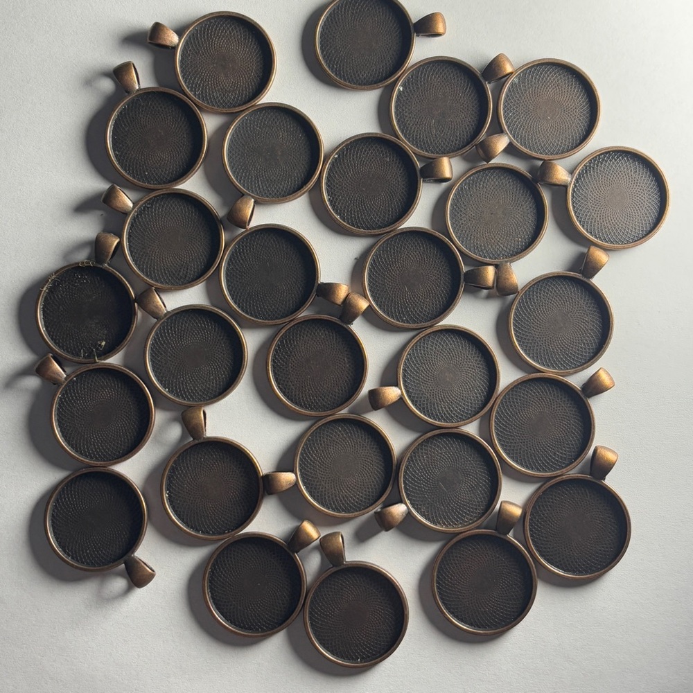 25, 25mm Antique Copper Colour Bezel Pendant Trays, NWT